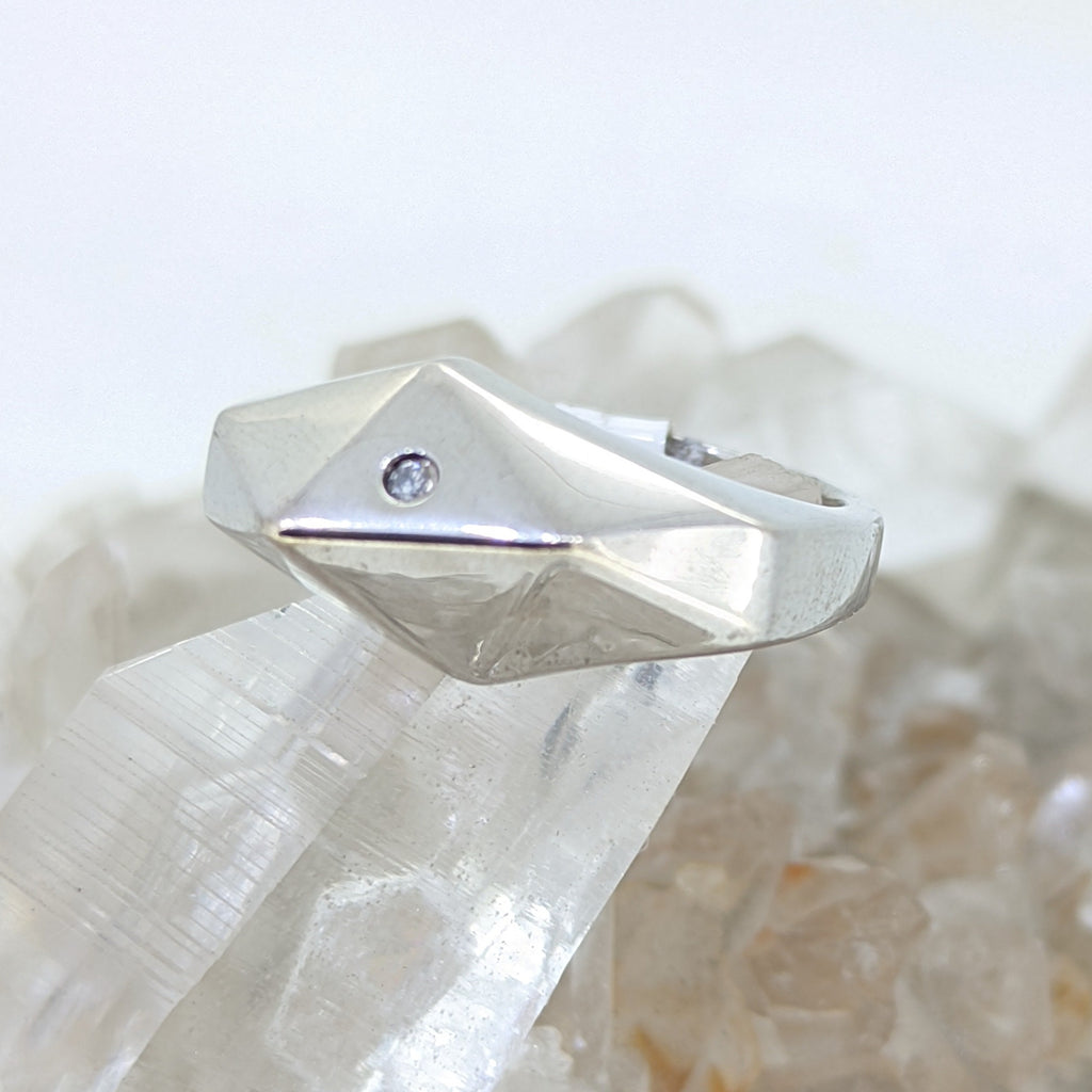 Geometric Ring with Diamond