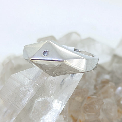 Geometric Ring with Diamond